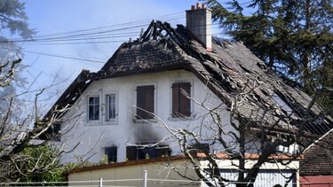 Ελβετία: Πέντε μέλη μιας οικογένειας, που είχαν σκοτωθεί από πυροβολισμούς, βρέθηκαν μέσα στο καμένο σπίτι τους