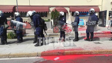 Πάτρα: Μολότοφ, δακρυγόνα και μπογιές έξω από τον ΟΣΕ