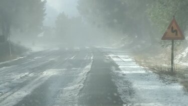 Μπόρα χιονοχάλαζου «χτύπησε» περιοχή της Χαλκιδικής