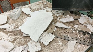 Βόλος: Έπεσε το ταβάνι της τάξης, από θαύμα γλίτωσαν οι μαθητές!