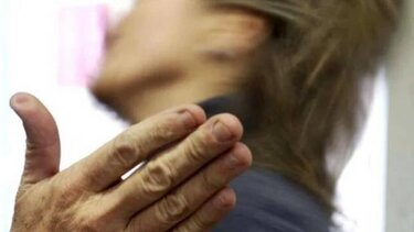 Μπήκε στο καφενείο κι άρχισε να χαστουκίζει τη σύντροφό του!