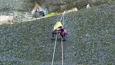 Σκαρφαλώνουν στον απότομο βράχο για να προσφέρουν μαντήλια στον Άγιο!