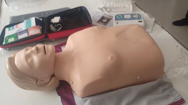 Oi πρώτοι εκπαιδευτικοί απινιδωτές και το εκπαιδευτικό υλικό για το πρόγραμμα «ΖΩΗ»