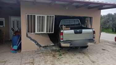 Απίστευτες εικόνες από την εισβολή αυτοκινήτου σε σπίτι στη Μεσαρά