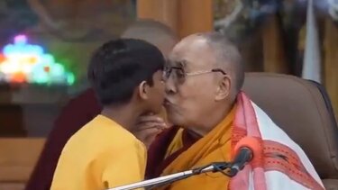 Σάλος με το βίντεο του Δαλάι Λάμα: Φίλησε αγόρι στο στόμα