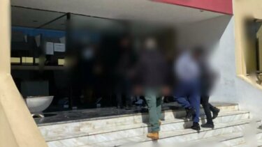 Σε κατ' οίκον περιορισμό, προς το παρόν, ο ράπερ και ο συνεργάτης του 