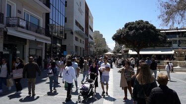 Πασχαλινές αγορές με... φειδώ - "Δεν βγαίνει ο λογαριασμός"! 