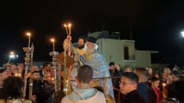 Μία εκκλησία με πολύ κόσμο και χωρίς καμία κροτίδα!