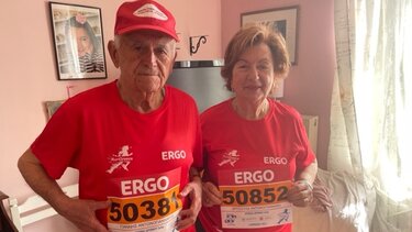 Ο κύριος Γιάννης στα 92 του (!) τερμάτισε στο Run Greece με χειροκροτήματα και τη σειρήνα του ΕΚΑΒ!