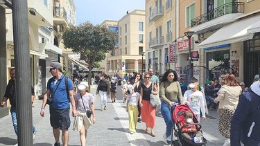 "Ζεσταίνεται" η πασχαλινή αγορά του Ηρακλείου - Έως τις 6 ανοιχτά τα καταστήματα