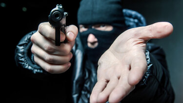 Πειραιάς: Ληστές εισέβαλαν σε διαμέρισμα - Έδεσαν τον 62χρονο ιδιοκτήτη και άρπαξαν χρήματα