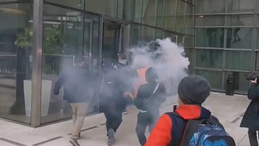 Χάος στο Παρίσι: Διαδηλωτές εισέβαλαν στο Χρηματιστήριο με συνθήματα κατά του Μακρόν