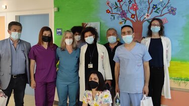 Λαμπάδες και σοκολατένια αυγά στα παιδιά που νοσηλεύονται