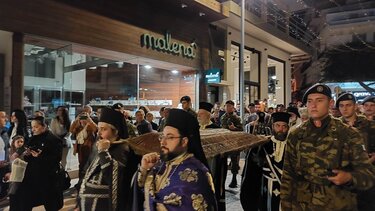 Κατάνυξη και θρήνος: Στην περιφορά του Επιταφίου οι πιστοί