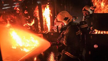 Dragon fire: Εντυπωσιακή άσκηση πυροσβεστών σε αυτοκινούμενο εξομοιωτή