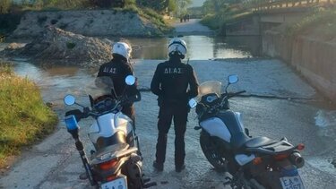 Ήρωας αστυνομικός βούτηξε σε χείμαρρο διασώζοντας παππού και εγγονή