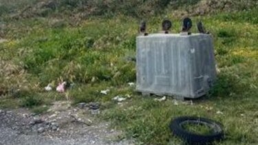 Σκουπίδια, παλιά αυτοκίνητα και σωροί από ξερά κλαδιά δίπλα στο "στολίδι" του αθλητισμού