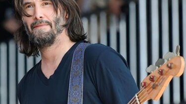 Ο Κιάνου Ριβς επανενώθηκε με τους Dogstar μετά από 20 χρόνια και «τα έσπασε» επάνω στην σκηνή