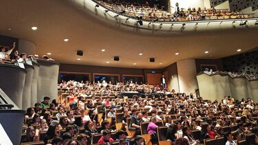 Θέρμο χειροκρότημα από εκατοντάδες μαθητές της Κρήτης στην "Κάρμεν"