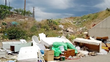 Σκουπιδότοπος στον δρόμο προς το Σίσι