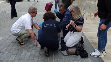 Κατέρρευσε στο κέντρο του Ηρακλείου - Περαστικοί έσπευσαν για τις πρώτες βοήθειες