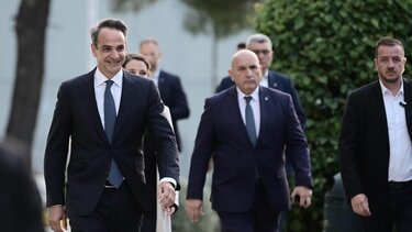 Debate: Η άφιξη των πολιτικών αρχηγών, η ελεύθερη ερώτηση και η γραβάτα του Κουτσούμπα