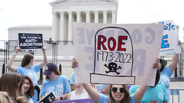 Πρόστιμο σε μια γιατρό επειδή αποκάλυψε πως έκανε άμβλωση σε 10χρονο κορίτσι που είχε πέσει θύμα βιασμού