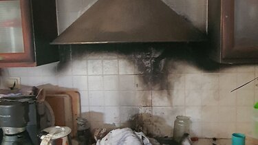 Προσπάθησε να σβήσει τη φωτιά στην κουζίνα και υπέστη εγκαύματα στα χέρια