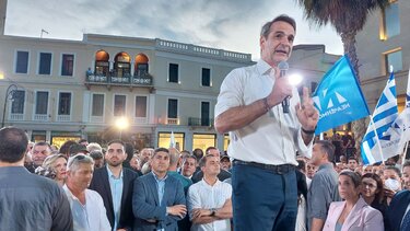 Ένας συγκινημένος Μητσοτάκης και μια συγκέντρωση... αλά Μακρόν!