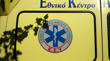 Αυτοκίνητο παραβίασε κόκκινο φανάρι και συγκρούστηκε με ασθενοφόρο – Στο νοσοκομείο οι δύο διασώστες