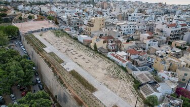 Έρχονται να δουν τα τείχη του Ηρακλείου και είναι κλειστά!