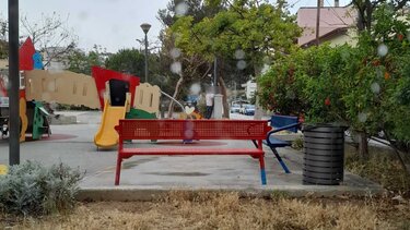 Ένας άντρας... κάνει την ανάγκη του σε παιδική χαρά!