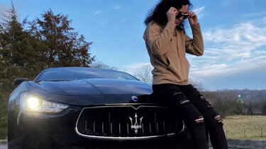 Είναι μόλις 24 ετών και βγάζει 5.000 ευρώ το μήνα… δουλεύοντας 20 λεπτά τη μέρα