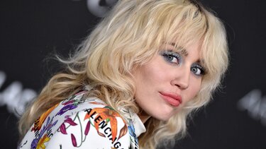 Μάιλι Σάιρους: Ενα ακόμη ρεκόρ κατέρριψε το τραγούδι «Flowers»