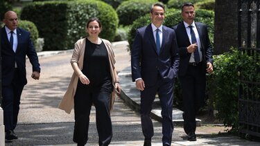 Ποια είναι η κυρία που δεν αφήνει από τα μάτια της τον Μητσοτάκη;