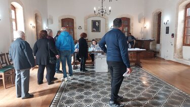 Ψηφίζουν υπό το "άγρυπνο" βλέμμα του Νίκου Καζαντζάκη