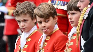 Η στέψη του βασιλιά Κάρολου, οι στολές και ο πρίγκιπας Τζορτζ