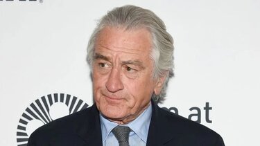 Ο Ρόμπερτ ντε Νίρο έγινε 81 ετών και έκανε βουτιά από σκάφος στη θάλασσα!