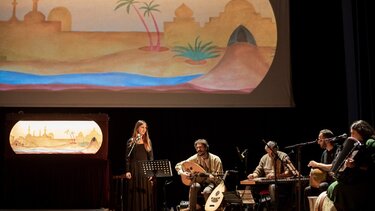 Η παράσταση «Σαφίρ: Κελαηδώντας το Φως και την Ελευθερία» ταξιδεύει στη Στέγη του Ιδρύματος Ωνάση