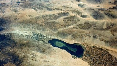 Οι μισές από τις μεγαλύτερες λίμνες του κόσμου χάνουν το νερό τους