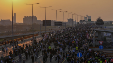  Σερβία: Μαζική διαδήλωση τη αντιπολίτευσης στο Βελιγράδι 