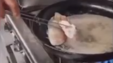 Κάρπαθος: Τι απαντά η ταβέρνα που τηγάνιζε τα ψάρια ζωντανά