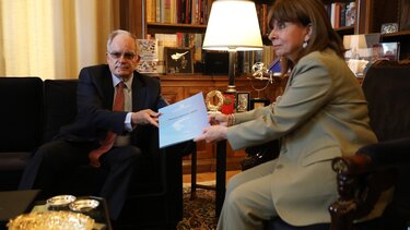 Στο Προεδρικό Μέγαρο ο πρόεδρος της Βουλής - Στις 12.30 παραλαμβάνει τη διερευνητική εντολή ο Κυριάκος Μητσοτάκης