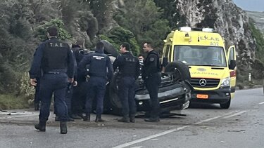 Το αυτοκίνητο γύρισε τούμπα! Δείτε φωτογραφίες