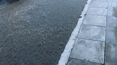 Απίστευτες εικόνες- Το μπουρίνι έβγαλε τα λύματα στο δρόμο στην περιοχή