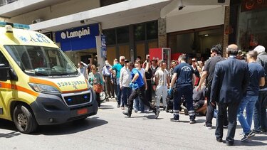 Κατέρρευσε στη μέση του δρόμου - Προσπάθειες ανάνηψης από το ΕΚΑΒ