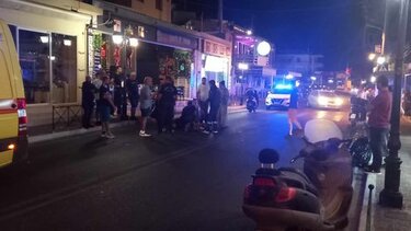 Μεθυσμένη τουρίστρια έπεσε σε διερχόμενο όχημα- Η παρέμβαση ενός security