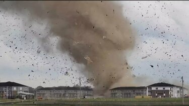 Τρόμος σε κρουαζιερόπλοιο στον Ατλαντικό -Ανεμοστρόβιλος εκτόξευε αντικείμενα!