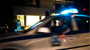 Δύο ληστείες και μία απόπειρα με "μαϊμού" πιστόλι έβαλαν χειροπέδες σε 21χρονο