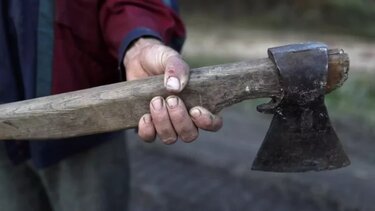 Σε κατάσταση αμόκ μπήκε στο αστυνομικό μέγαρο με τσεκούρι!
